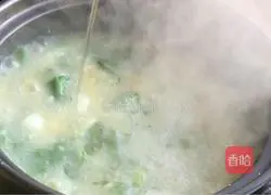 Illustration of how to make cabbage, frozen tofu and preserved egg porridge 9