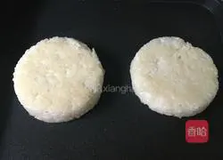 Illustration of how to make ginger-roasted pork and rice burgers 5