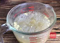 Illustration of how to make broccoli, oatmeal and millet porridge 1