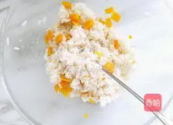 Illustration 4 of how to make meat floss triangle rice balls