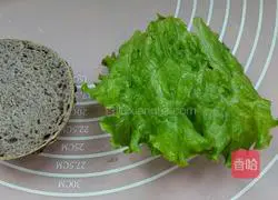 Illustration of how to make rye and black rice hamburgers 17