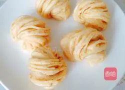 Illustration of how to make salt and pepper rolls 17