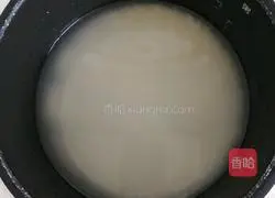 Illustration of how to make braised rice with one tomato 8