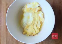 Illustration of how to make fried rice noodles with eggs 3