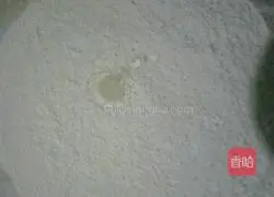 Illustration of how to make blue and white porcelain rice flour steamed cake 3 