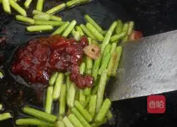 Illustration of how to make fried steamed buns with garlic sprouts 7