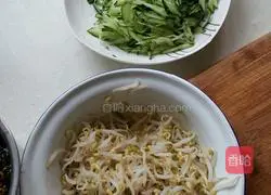 Illustration of how to make cold noodles with shredded chicken 2