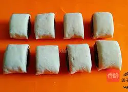 Illustration of how to make two-color flower rolls 12