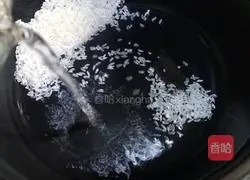 Illustration of how to make preserved egg and vegetable porridge 2