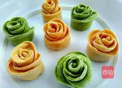 Illustration of how to make green vegetable flower rolls 11