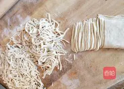 Illustration of how to make braised noodles with garlic and sprouts in iron pot 11