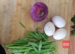 Illustration of how to make celery and egg braised noodles 1