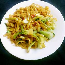Fried rice noodles with green vegetables
