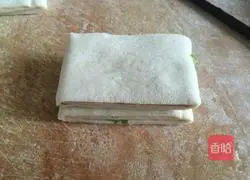 Illustration of how to make onion-flavored flower rolls 12