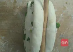 Illustration of how to make green onion rolls 6
