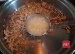 Illustration of how to make lean meat and preserved egg porridge 10