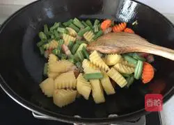 Illustration of how to make braised pork belly rice 4