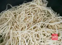 Illustration of how to make braised noodles with olives and green beans 4