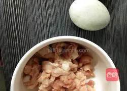Illustration of how to make preserved egg and lean meat porridge 1