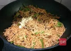 Illustration of how to make braised beans and noodles 11