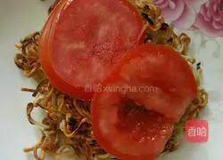 Illustration of how to make instant noodle burger 13