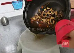 Illustration of how to make astragalus and chrysanthemum porridge 8