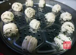 Illustration of how to make scallion rolls 9