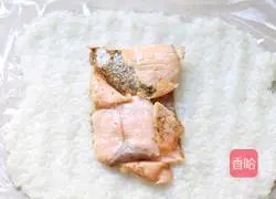 Illustration of how to make egg and salmon rice balls 9