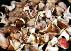 Illustration of how to make mushroom and chicken claypot rice 4