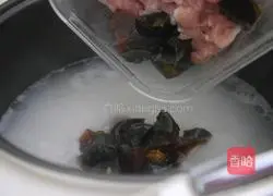 Illustration of how to make preserved egg and lean meat porridge 7
