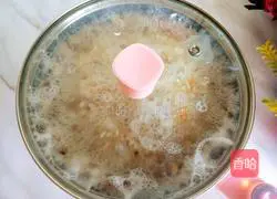 Illustration of how to make mushroom, carrot and chicken porridge 14