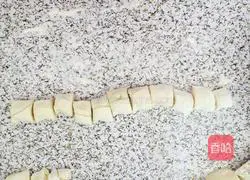 Illustration of how to make onion-flavored flower rolls 8