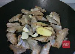 Illustration of braised horse-faced fish in sauce 5