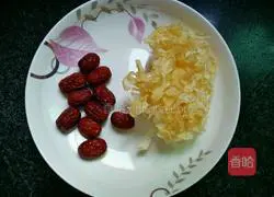 Illustration of how to make red dates and white fungus paste 1