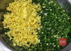 Illustration of how to make leek, egg and shrimp skin pot stickers 5