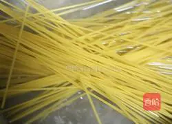 Illustration of how to make simple chicken and tomato pasta 2