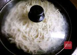 Illustration of Shangluo Braised Noodles 13