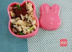 Illustration of how to make quinoa rice balls 10