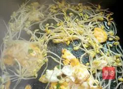 Illustration of how to make fried rice noodles with eggs 3