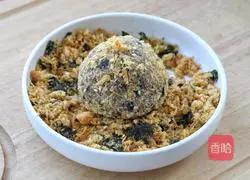 Illustration of how to make black rice, cheese and meat floss rice balls 8