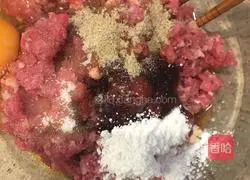 Illustration of how to make beef burgers 8