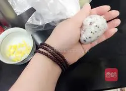 Illustration of how to make quinoa rice balls 12