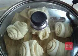 Illustration of how to make salt and pepper rolls 9