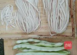Illustration of how to make braised beans and noodles 1