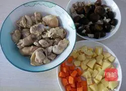 Illustration of how to make clay pot rice with mushrooms and chicken legs 2