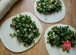 Illustration of how to make leek, egg and shrimp box 10