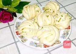 Illustration of how to make scallion rolls 13