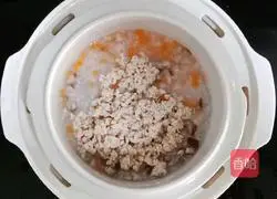 Illustration of how to make carrot, mushroom, and chicken porridge (baby food supplement) 10