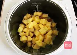 Illustration of how to make potato and sausage braised rice 7