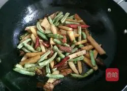 Illustration of how to make braised noodles with pork belly and beans 5